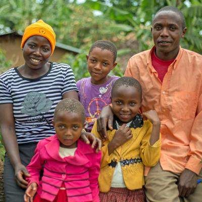 Família em Uganda, onde o risco de trabalho infantil nas fazendas é elevado
