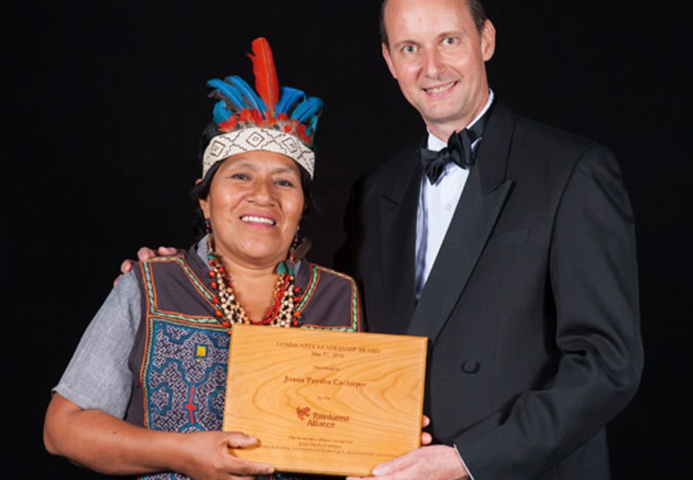 Juana Payaba Cachique with the Community Leadership Award