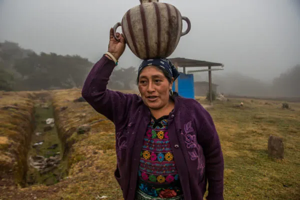 Beneficiaria del Altiplano con cosechadores de agua.