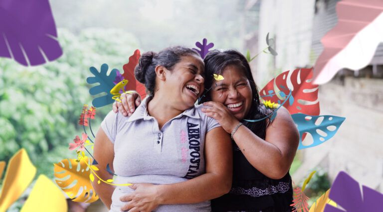Dos mujeres riendo
