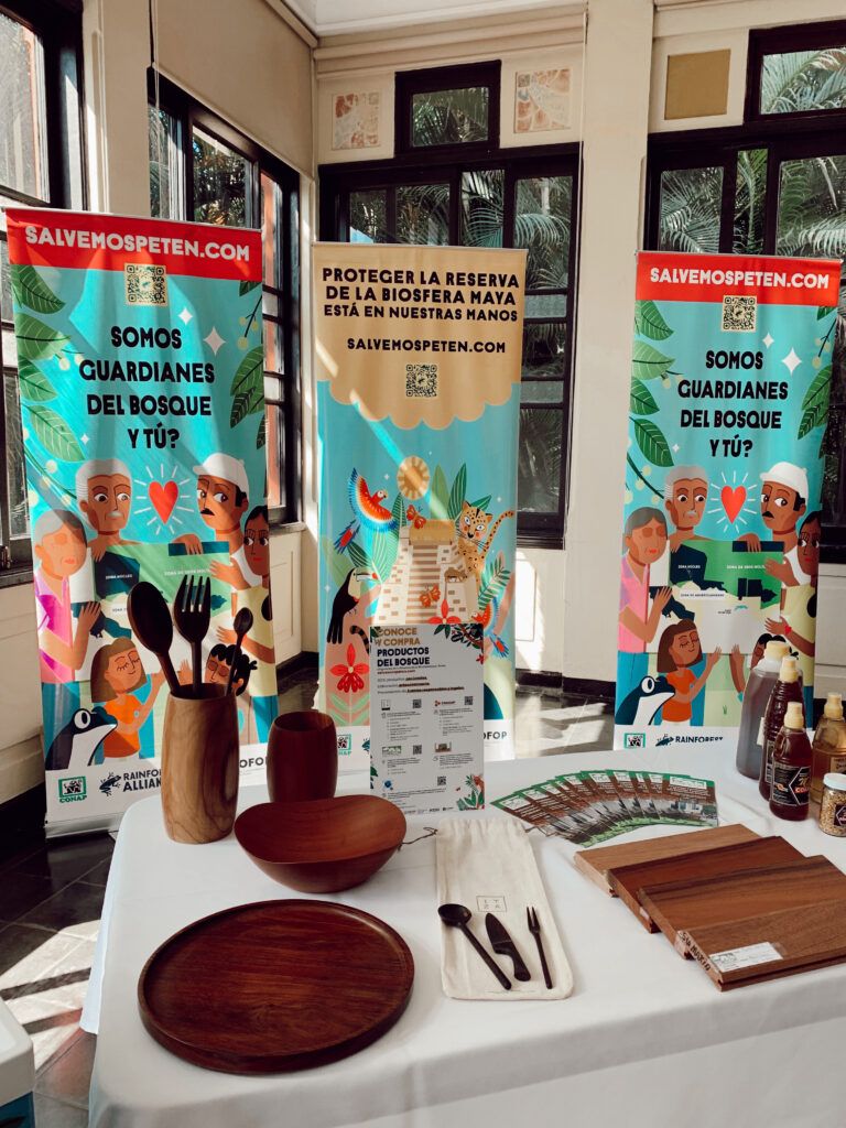  Uma mesa com cartazes e itens durante um evento da Salvemos Petén em 2022. 