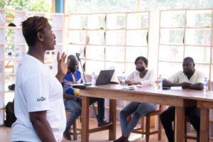 Sonia Lobry, formatrice de chez Cargill sur le genre, dispensant un cours sur le genre et l’égalité en Côte d’Ivoire