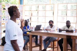 Sonia Lobry, instructora en el tema de género de Cargill, imparte capacitación en Género e igualdad en Cote d'Ivoire